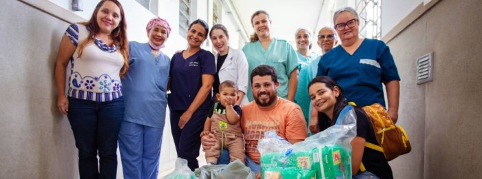 Família de bebê ex-paciente do Hospital Júlia Kubitschek troca presentes por doações no primeiro aniversário do filho 
