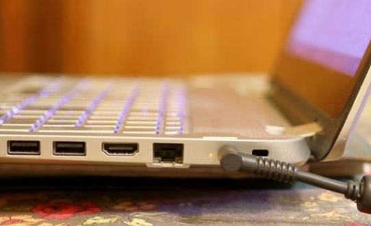É melhor deixar o laptop ligado na tomada ou usá-lo na bateria?