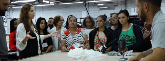 Mulheres beneficiadas pelo Trajeto Moda visitam fábrica de confecções em Belo Horizonte
