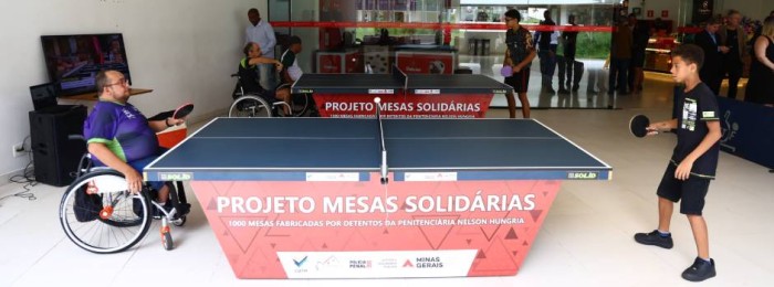Atletas profissionais testam as primeiras mesas de tênis produzidas no Complexo Penitenciário Nelson Hungria