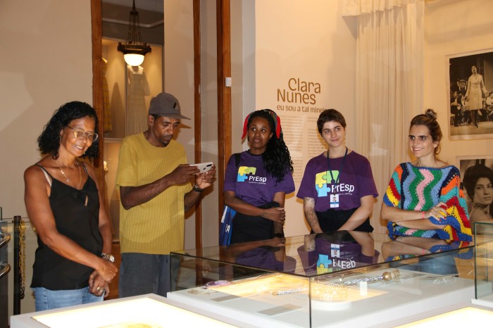 Pessoas que saíram do sistema prisional de Minas finalizam curso profissionalizante de alta costura com visita ao Museu da Moda