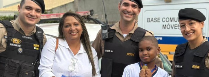 Menino que entregou à Polícia Militar celular achado na rua é homenageado em Patos de Minas